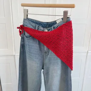 Écharpe triangulaire en tricot rouge au crochet, châle ajouré tendance pour femme détail.
