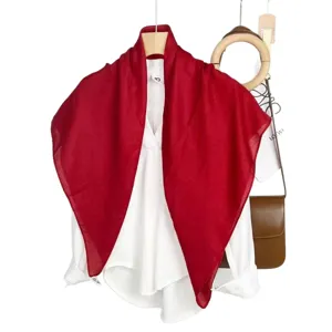 Foulard quadrato rosso in tessuto effetto lino per donna, 90x90cm elegante sciarpa plissè.