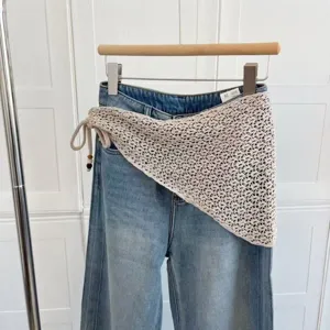 Écharpe triangulaire en crochet tricoté châle creux accessoire élégant pour femmes