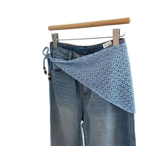 Femmes jean denim bleu avec jupe portefeuille en tricot crochet creux pantalon de loisir principal