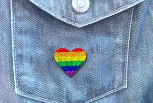 Broche cœur pailleté multicolore gros plan, idéale pour décoration de festival et accessoires mode.