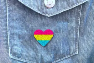 Broche coeur scintillante à paillettes colorées, accessoire chic pour veste en jean.