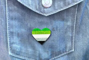 Broche coeur pailletee multicolore pin's fiert aromantique pour vetements et sacs deco