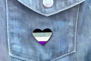 Broche coeur brillante colorée avec design drapeau fierté asexuelle pour accessoires fête