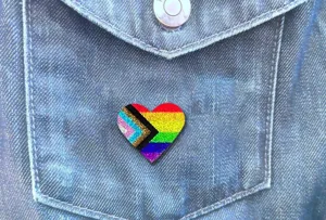 Broche coeur paillete coloree, bijoux de badge arc-en-ciel pour la decoration de vetements.
