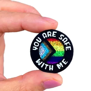 Broche épingle rainbow pride ally avec finition pailletée, accessoire de bijoux tendance mode.