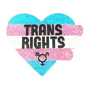 Broche badge de fierté trans pailletée en forme de cœur avec texte en gros plan