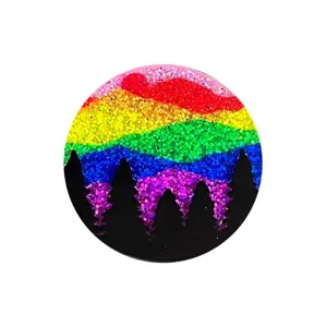 Broche badge ronde colorée avec motif de montagne arc-en-ciel pailleté et silhouette de sapins noirs