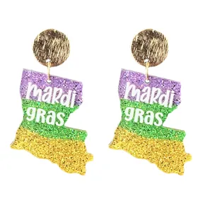Gedetailleerde close-up van glitterende Mardi Gras oorbellen met paarse groene glitters.