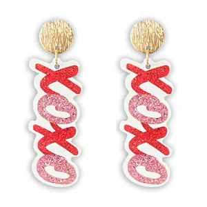 Boucles d'oreilles tendance XOXO paillettes Saint-Valentin avec clous texturés dorés.