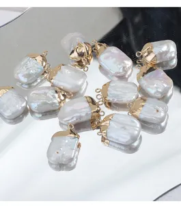 Nahaufnahme von natürlichen Süßwasser Perlen Anhängern mit vergoldeten Kappen für Schmuck DIY.