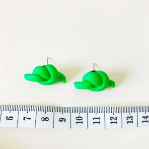 Grüne Knoten Polymer Ton Ohrringe Detailansicht mit Größenskala und handgemachter Textur.