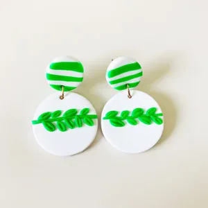 Handgemachte grüne Blatt Polymer Ton Ohrringe Detailansicht, süße Ohrhänger weiß und grün.