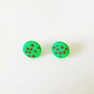 Handgemachte grüne Polymer Ton Ohrstecker mit roten Punkten für süße runde Alltagslooks.
