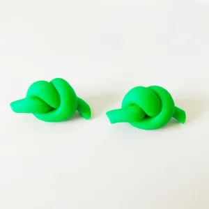Nahaufnahme von hellgrünen Polymer-Ton Knoten Ohrringen, minimalistisches handgemachtes Design.