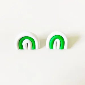 Grüne und weiße Fimo Bogen Ohrringe Detailaufnahme, minimalistischer handgemachter Ohrstecker.