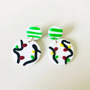 Detailansicht handgefertigter Polymer-Ton-Ohrringe mit farbigem abstrakten Musterdesign.