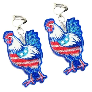 Nahaufnahme der glitzernden Acryl-Hahn-Clip-Ohrringe mit amerikanischem Flaggenmuster-Detail.
