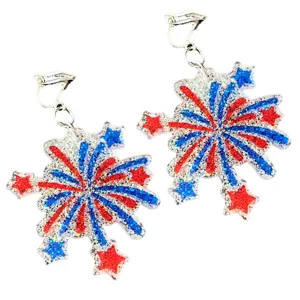 Glitzernde rot weiße blaue Acryl Feuerwerk Stern Ohrclips Detailansicht Aufnahme.