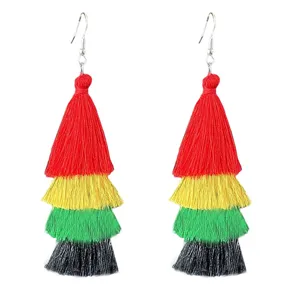 Mehrschichtige Quasten Ohrringe mit leuchtenden roten, gelben, grünen und schwarzen Farben.