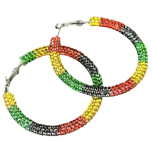 Große Strass-Creolen in bunten Pan-Afrikanischen Farben für farbenfrohe Festival-Looks.
