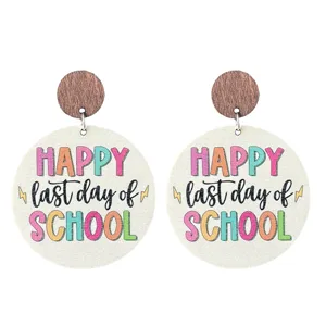 Holz Ohrringe Detailaufnahme mit Schulthema bunte Typografie Design Abschlussgeschenk.