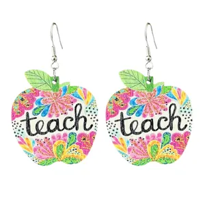 Hölzerne Apfel-Ohrringe mit buntem Blumenmuster und Teach-Text für das Lehrer-Geschenk.