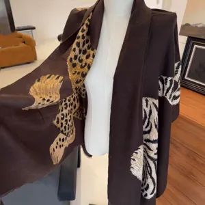 Leopard print shawl retro style scarf women old money luxury winter fashion warm neckerchief