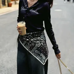 Top maniche lunghe nero retro con accessorio da vita bandana paisley per donne moda.