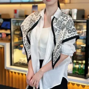 Grande foulard triangolare retrò con motivo cachemire nero e bianco, elegante scialle.