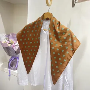 Grande foulard triangolare in seta marrone retrò con pois verdi, elegante scialle coordinato.