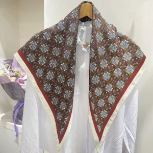 Sciarpa triangolare in seta retrò con stampa geometrica foulard donna vintage elegante