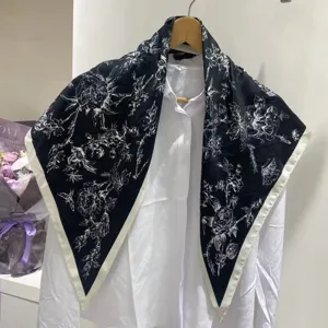 Elegante Sciarpa di Seta con Stampa Floreale Donna Nero Bianco Grande Foulard Quadrato