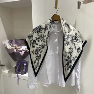 Vista dettagliata di una sciarpa triangolare vintage con stampa floreale e camicia.