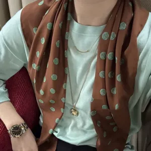 Foulard in seta marrone retro con pois verdi, elegante scialle triangolare per donne chic.