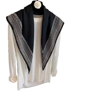 Grande foulard triangolare in seta con fantasia cachemire nero e bianco, elegante scialle.