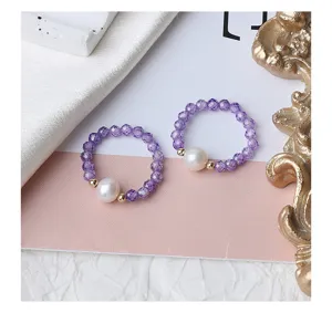 Lila Kristall und echte Süßwasserperlen Perlenring, elastisches Design, eleganter Schmuck.