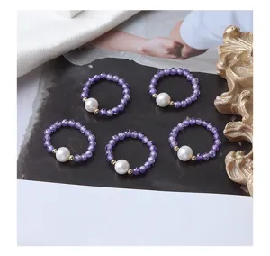 Nahaufnahme von violetten Amethyst Perlenringen mit Süßwasserperle und elastischem Design.