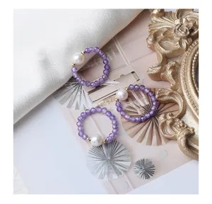 Detailaufnahme des wunderschönen amethyst facettierten Perlenrings mit echter Perle.