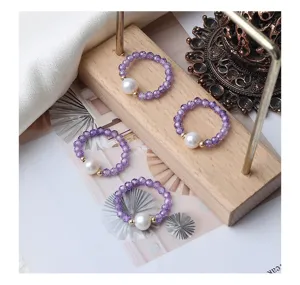 Detailansicht des eleganten lila Amethyst und echten Süßwasserperlen Perlen-Stretchrings.