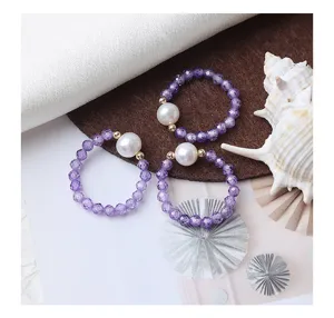 Detailansicht eleganter violetter Amethyst Perlenringe mit Süßwasserperlen und Goldakzenten.