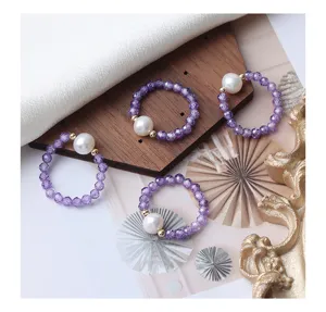 Detailaufnahme von violettem Amethyst und Süßwasserperlen Perlenring elastischer Stil.