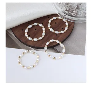 Handgemachte Süßwasserperlen und Goldperlen Ring Detailaufnahme, elegantes Schmuckaccessoire.