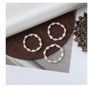 Detailaufnahme eines natürlichen Süßwasserperlenrings mit kleinen Perlen und Goldakzenten.