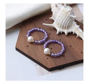 Amethyst Perlen Ring Detailaufnahme, natürlicher violetter Kristall mit weißer Perle.