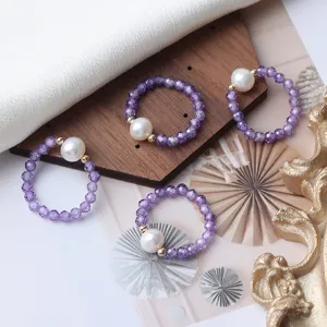 Edle Amethyst und Süßwasserperlen Perlenringe mit vergoldeten Akzenten, elastische Passform.