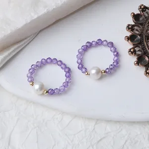 Eleganten lila Kristall und Perlen Perlenring, elastische Passform fur Damenschmuck.