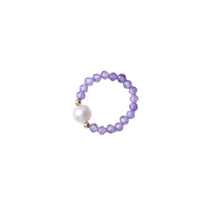 Eleganter Ring aus violettem Amethyst und echten Süßwasserperlen mit elastischem Band.