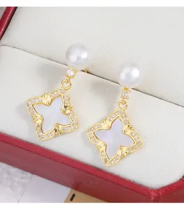 Elegante Süßwasserperlen Kleeblatt Ohrringe mit Perlmutt und Zirkonia. Schicker Ohrschmuck.