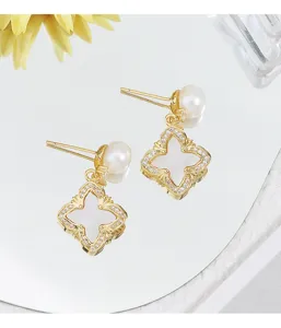 Elegante Süßwasserperlen Ohrringe mit weißem Perlmutt Klee Design für stilvolle Damen.